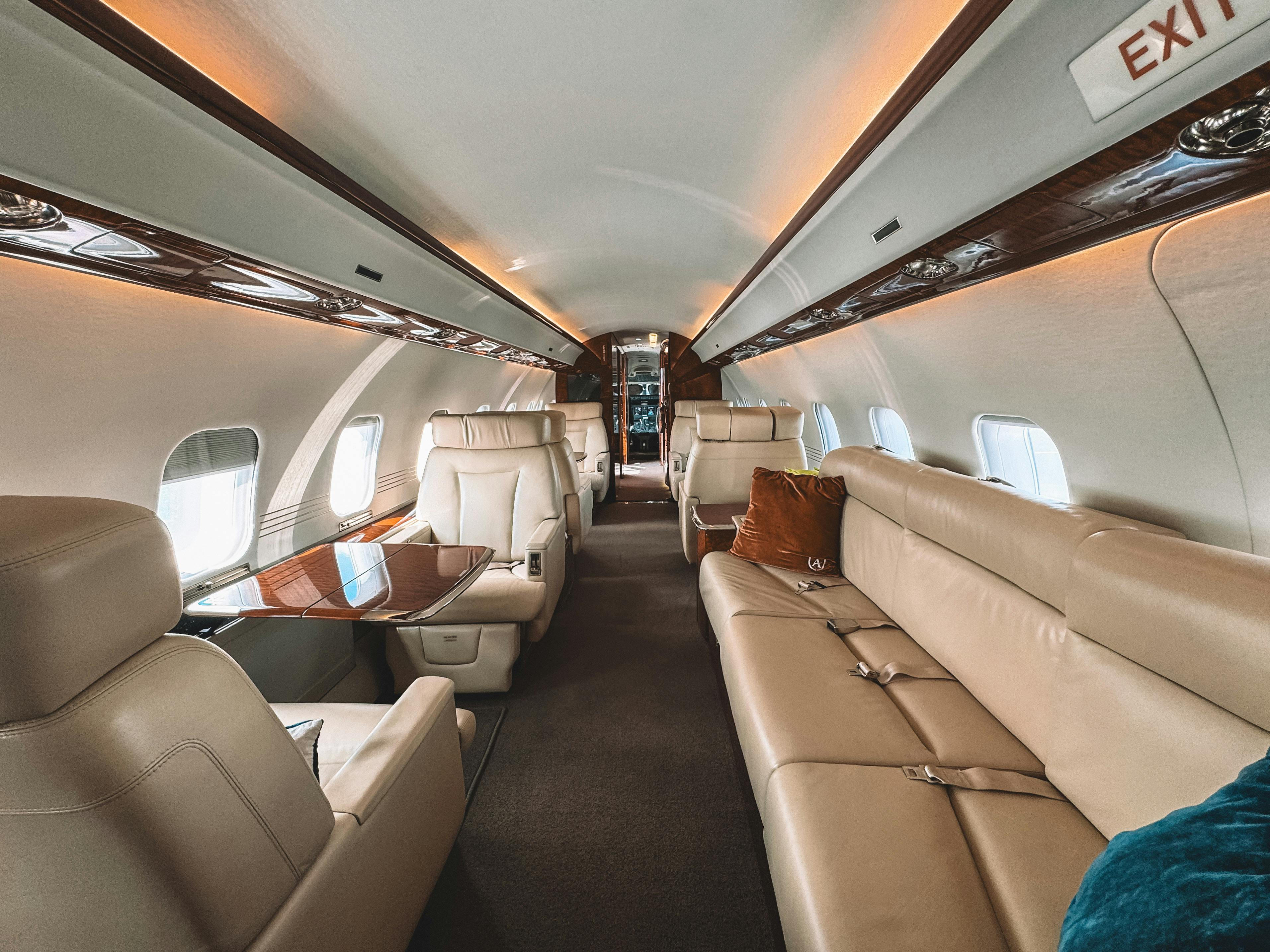 Luxueus interieur van een private jet met leren stoelen